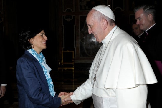 CJI director Jenny Cafiso greets Pope Francis at the JRS audience on 14 November 2015 (photo credit: L'Osservatore Romano)