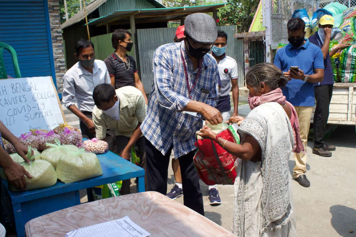 Fr-Lalit-handing-out-food-items
