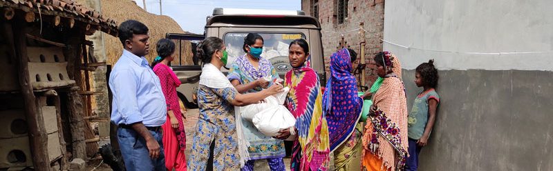 Food distribution to migrant workers in Gaunaha, Bihar, India.